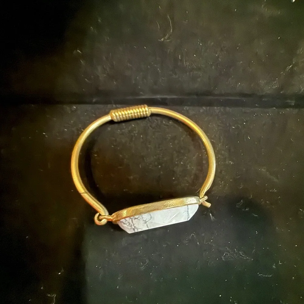 Gold Tone White‎ Howlite Faceted Stone Bangle Bracelet Hook Closure Boho Cuff